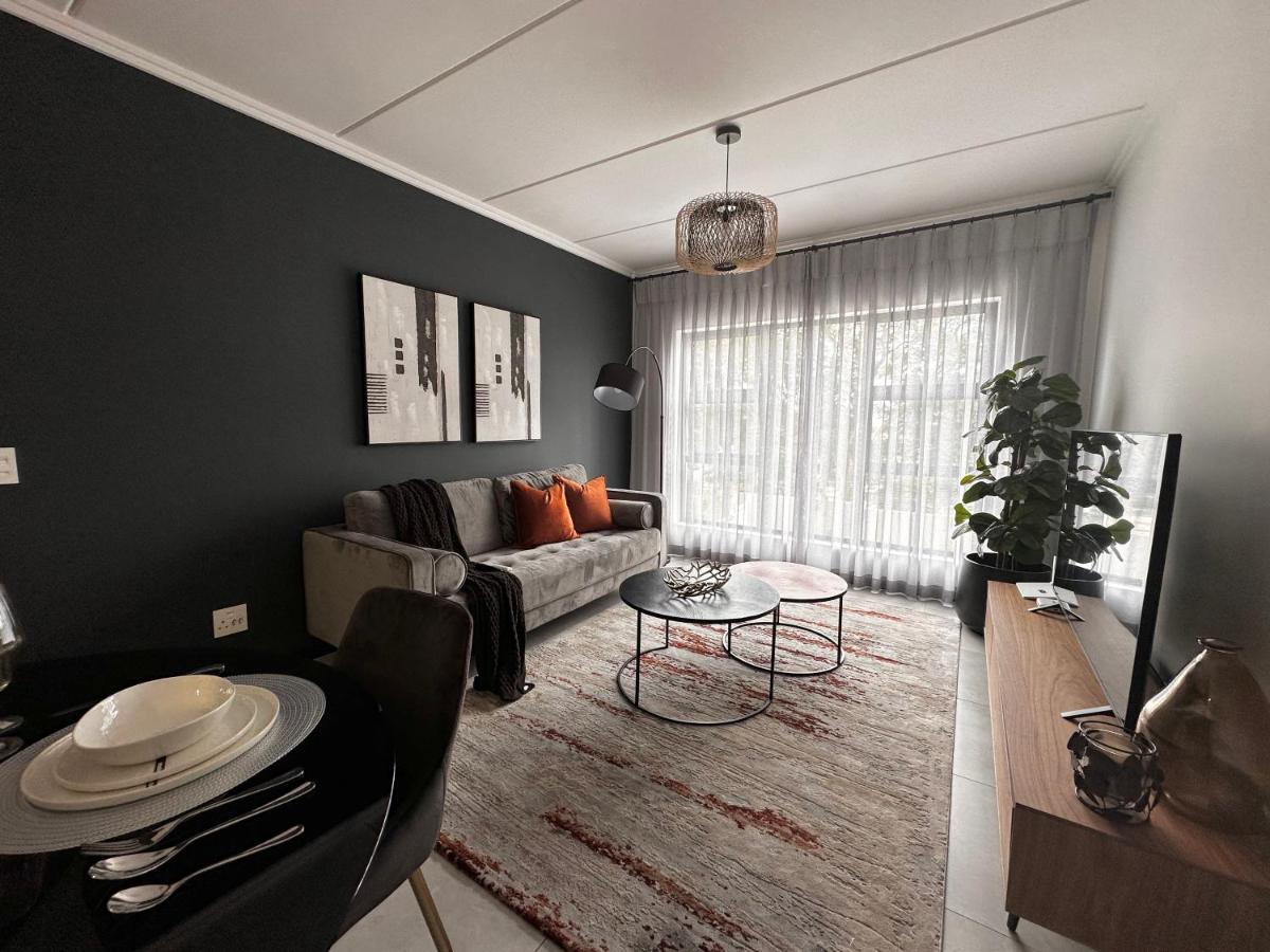 Stylish Executive Apartment With Power Backup Johannesburg Exterior photo