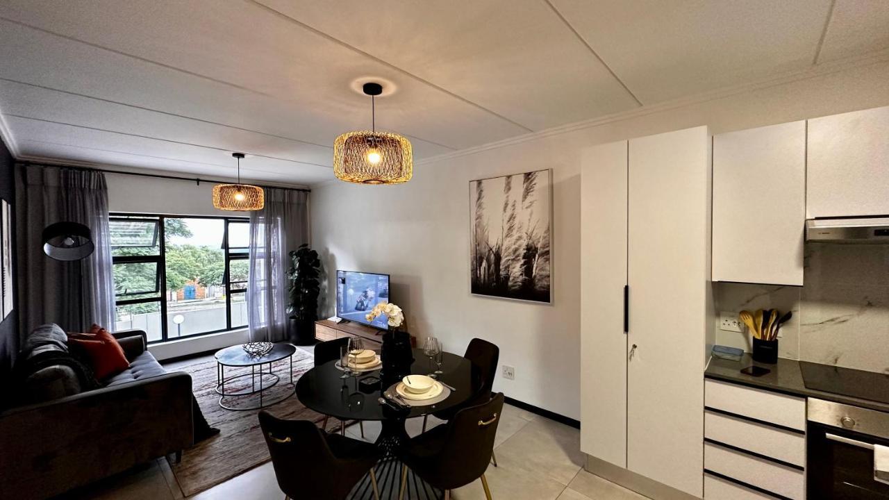 Stylish Executive Apartment With Power Backup Johannesburg Exterior photo